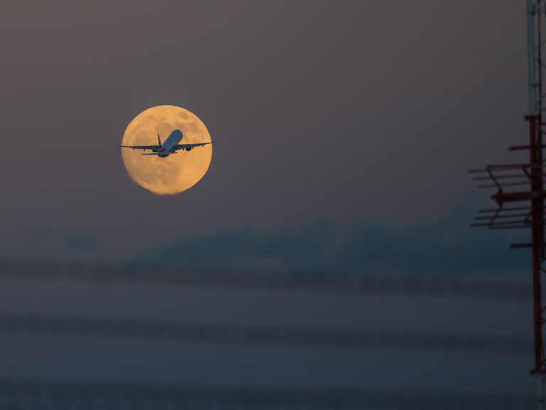 Qantas sells out Supermoon Scenic Flight tickets in just 2.5 minutes