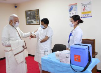 Indian Prime Minister Narendra Modi with India 1 billionth dose resipiant: Image Source: Twitter @PIB