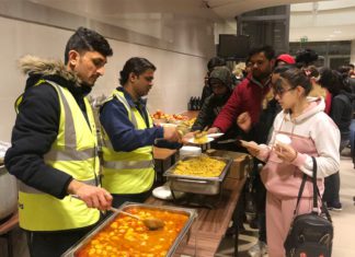 Hindu temple BAPS responds to Ukrainian humanitarian crisis: Establishes mobile kitchen feeding thousands of refugee in Poland