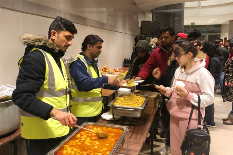 Hindu temple BAPS responds to Ukrainian humanitarian crisis: Establishes mobile kitchen feeding thousands of refugee in Poland