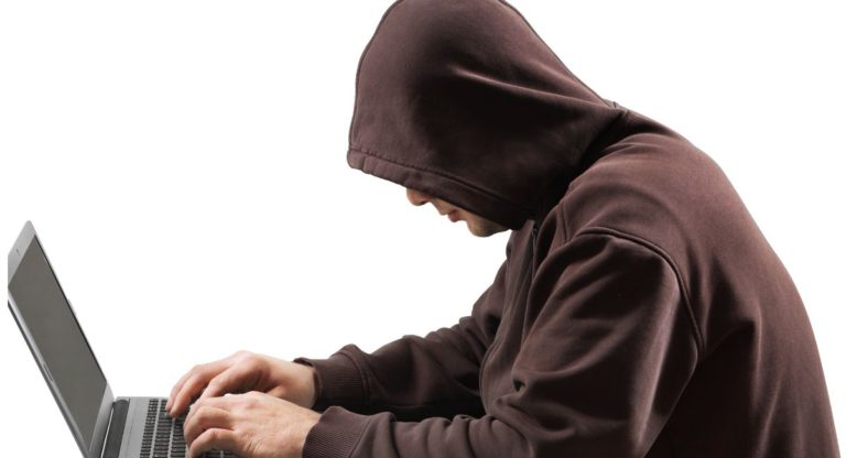 Man charged for allegedly defrauding hundreds of Australians in online crime