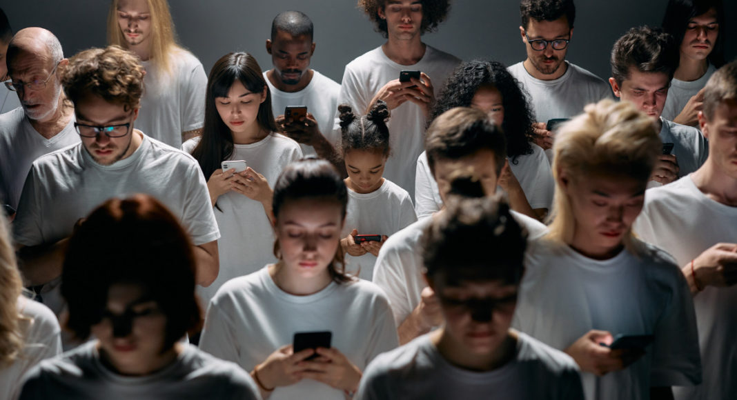 Screen time (Image source: CANVA)