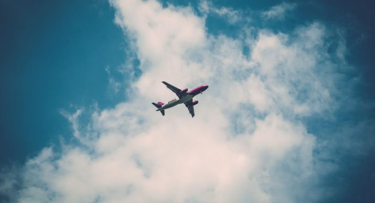 Can a plane normally fly on just one engine?