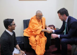 Premier Chris Minns with BAPS Swami ji in Sydney; Image Source: The Australia Today