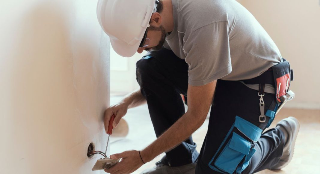 Representative image: Electrician (Source: CANVA)