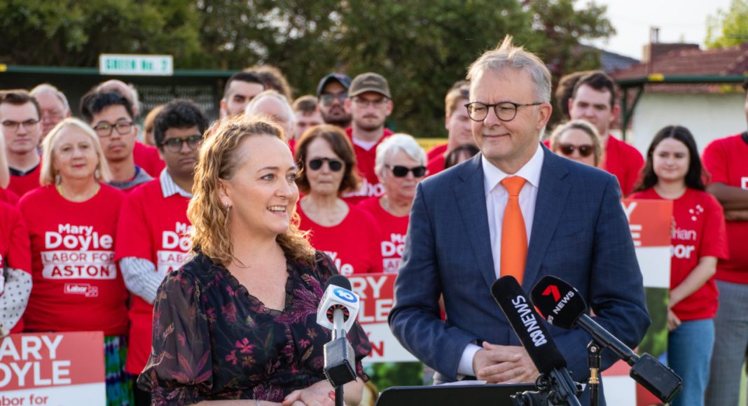 Newly Elected MP of Aston Mary Doyle woth PM Anthony Albanese; Image Source: Victorian Labor