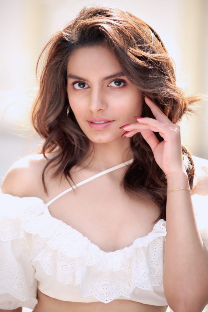 Bollywood film 'Hindi-Vindi' to be shot in Australia 3 MV5BZjViZWE3MGItMDI5Ny00MDIzLTg2YzktNzkxOTE2YzhlOTgwXkEyXkFqcGdeQXVyNzEyNDk1MzQ@. V1 3