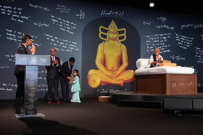 PM Rishi Sunak at Murari Bapu katha; Image Source: Facebook Chitrakutdham Talgajarda Morari Bapu