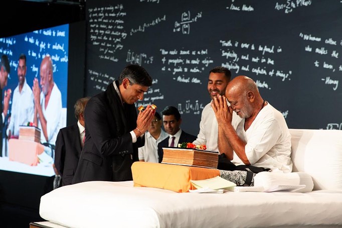 PM Rishi Sunak at Murari Bapu katha; Image Source: Facebook Chitrakutdham Talgajarda Morari Bapu