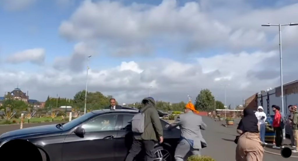 Radical Khalistanis prevent Indian High Commissioner's visit to UK Gurdwara 6 Screen Shot from the video posted by @sikhyouthuk instagam account 1
