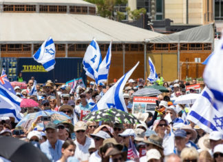 Thousands attend solidarity vigil in Sydney against terror attacks