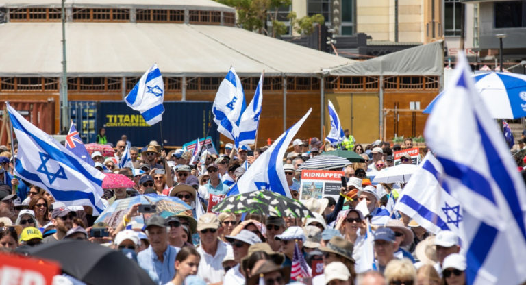 Thousands attend solidarity vigil in Sydney against terror attacks