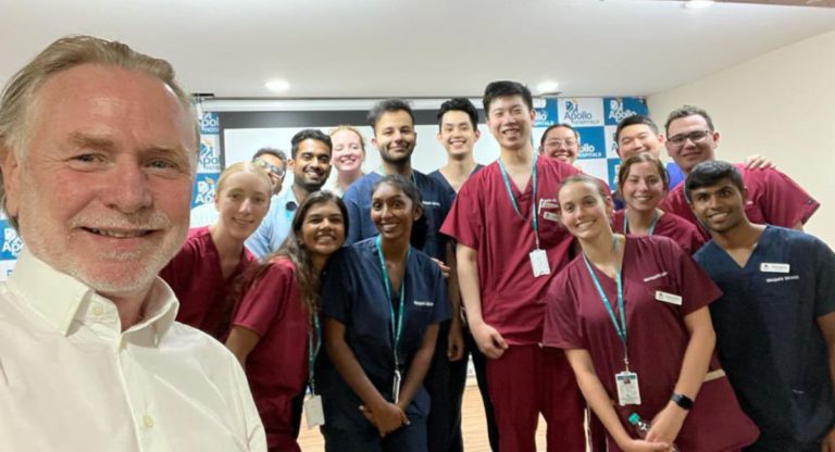 Young Australian trainee doctors learning on the job in India