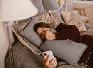 Sexting; Image Source: @Canva