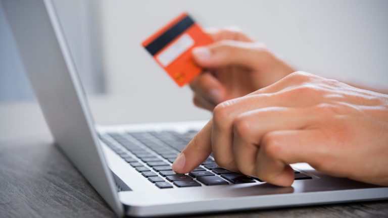 Bank employee sentenced for identity theft and fraud after allegedly swindling $53,000