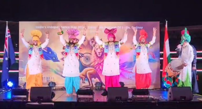 Indian beats from Punjab bowl over crowds as Bhangra and Giddha performed at Sydney Cricket Ground