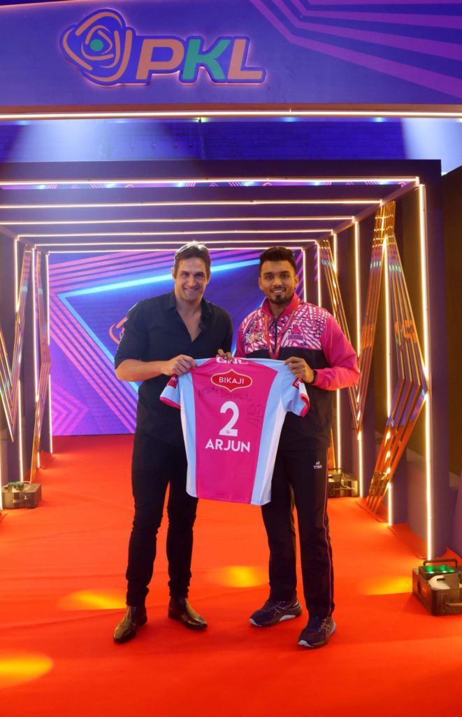 Josh Kennedy and Jaipur Pink Panthers skipper Arjun Deshwal exchange jerseys 76