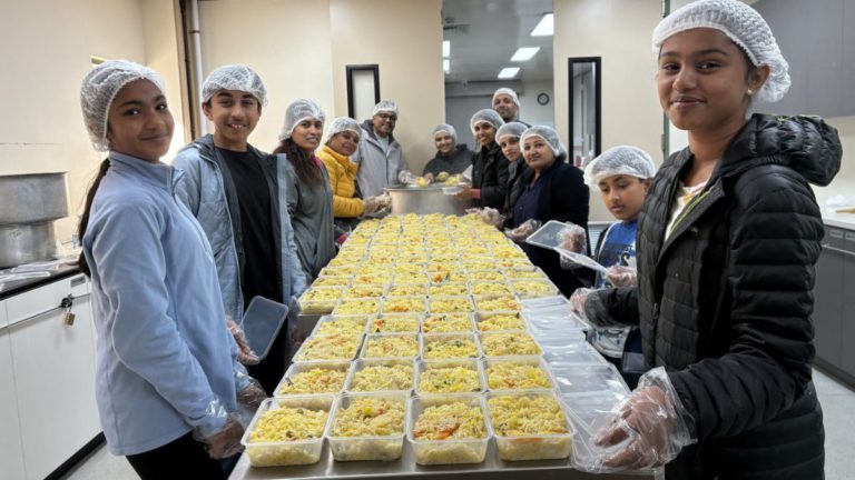 Indian-Australian families unite to deliver 500 vegetarian meals to Melbourne’s needy