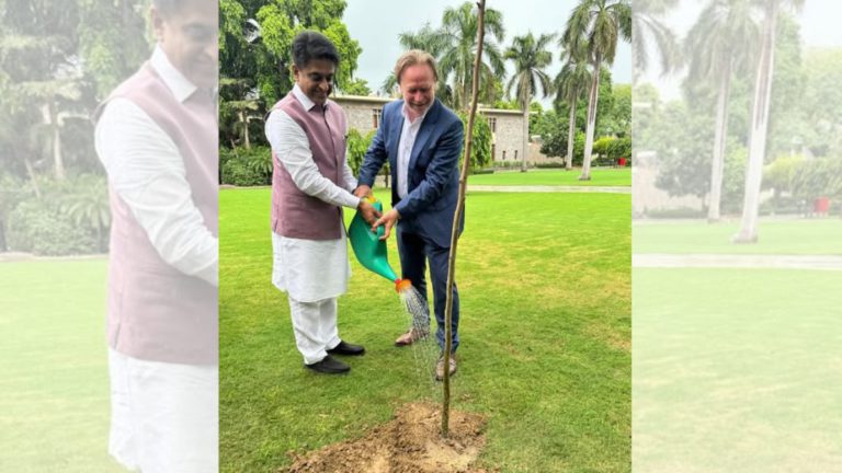 Australian High Commissioner joins India’s mass tree drive honouring mums and Mother Nature