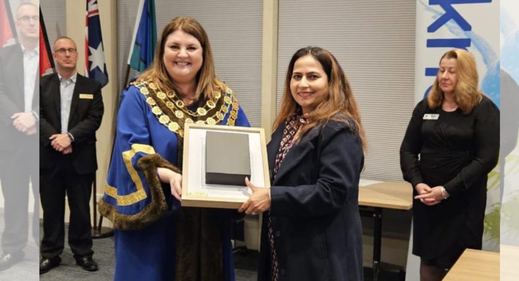 Ruchi Sharma awarded at Knox Council- Image Source- Supplied