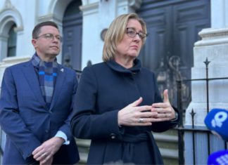 The premier visited the synagogue in Melbourne's east to pledge support to the Jewish community. Image Spource- (ABC News- Costa Haritos)