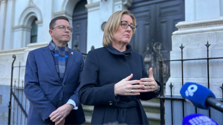 Premier Allan visits synagogue, announces state-wide taskforce to stamp out hate across Victoria