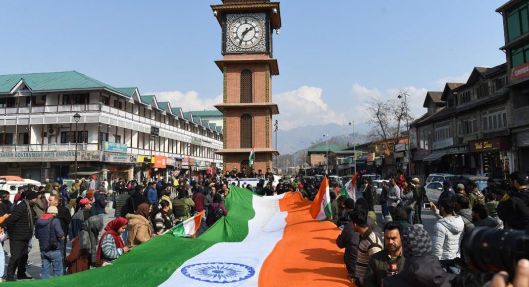 Image: Akhil Bharatiya Vidyarthi Parishad (ABVP) supporters hold a 50-foot-long National Flag during a Tiranga rally, at Lal Chowk in Srinagar (Source: ANI Photo)