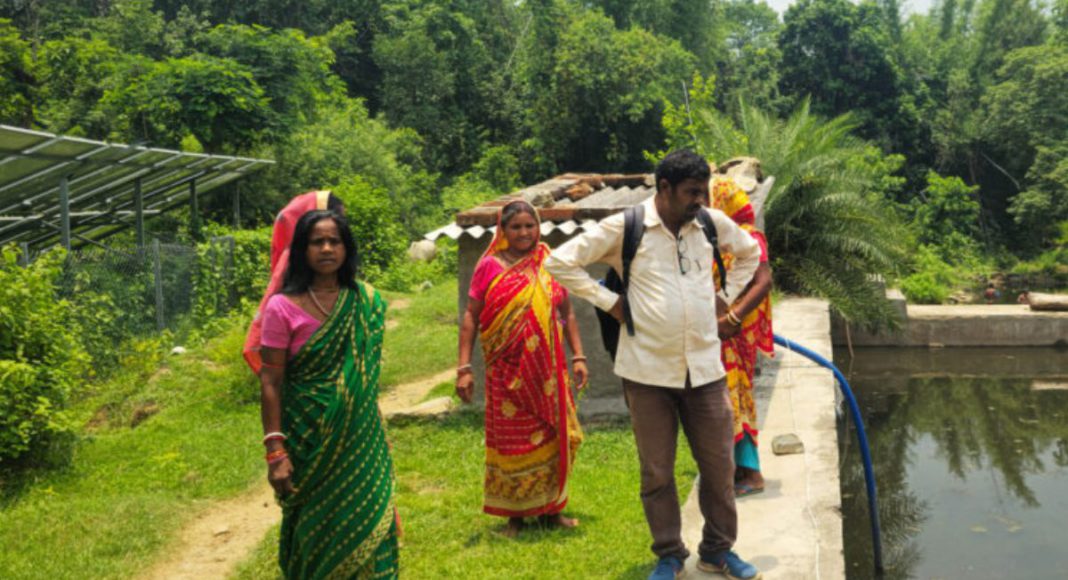Image: Members of a Water Users Association in Jhalda, West Bengal, India. (Source: International Water Management Institute)