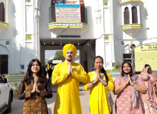 Image: Looking radiant in yellow traditional attire Raoul Galea and Worakamon Chardcharoen with students from the School of Journalism and Mass Communication, Chitkara University, in from of the Gurudwara. (Source: Supplied)