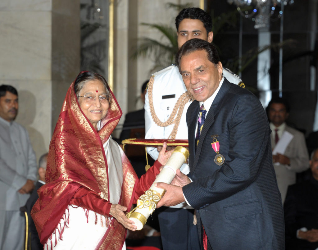 The President Smt. Pratibha Devisingh Patil presenting the Padma Bhushan Award to Shri Dharmendra Deol at an Investiture Ceremony II at Rashtrapati Bhavan in New Delhi on April 04 2012 5