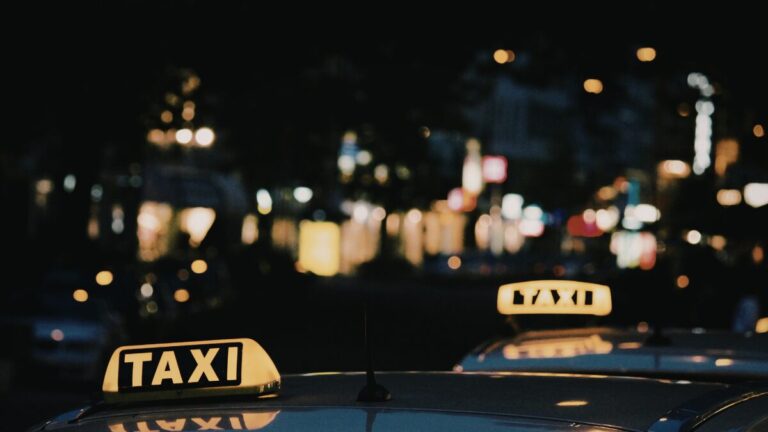 No meter, cash demand sparks taxi confrontation in Melbourne