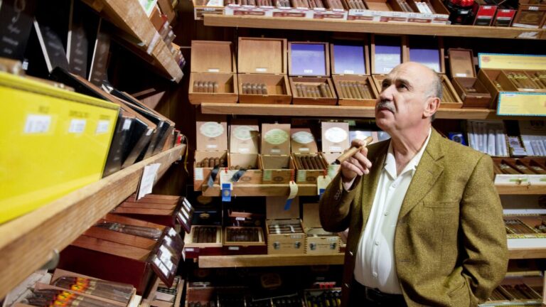 Victorian retailers warned time is running out to secure tobacco licences before crackdown begins