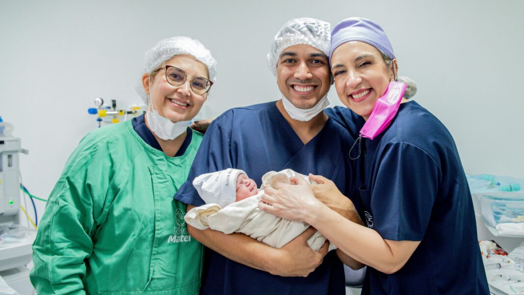 Representative image: Hospital staff with newborn (Source: CANVA)